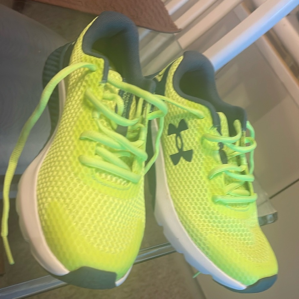Boys shoes never worn .under armor size 4